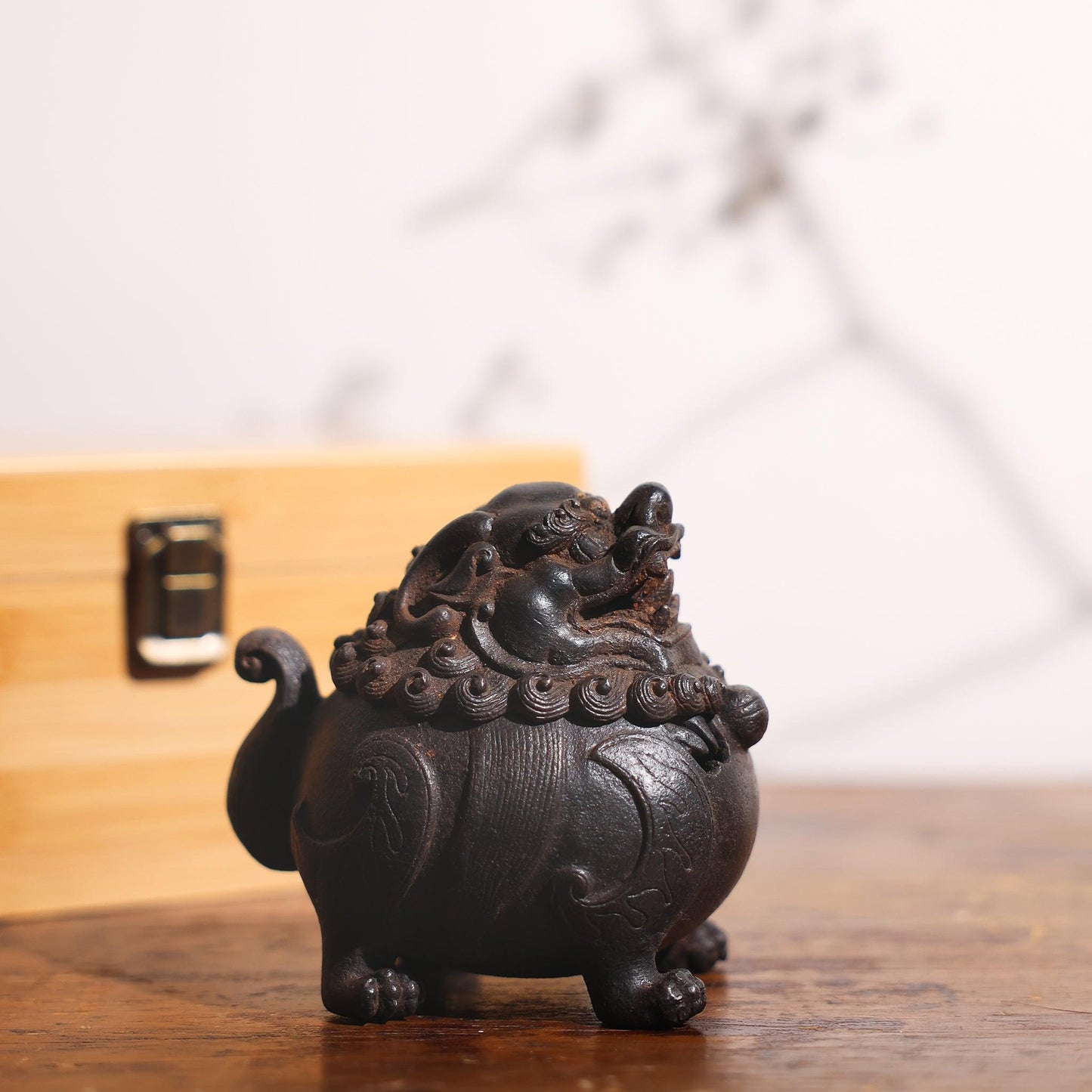 Suanni Lion Cast Iron Incense Burner – Chinese Mythical Lion Incense Holder for Sticks and Powder, Decorative Meditation Accessory